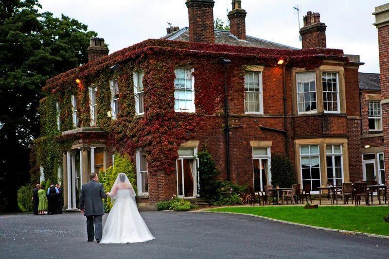 Farington Lodge Hotel Preston  Exteriör bild